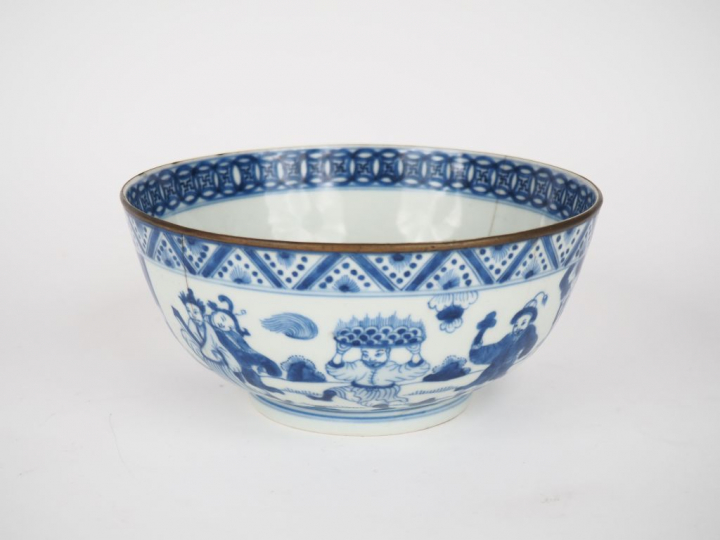 Chine pour le Vietnam, XIXe siècle,  Coupe en porcelaine à décor en bl