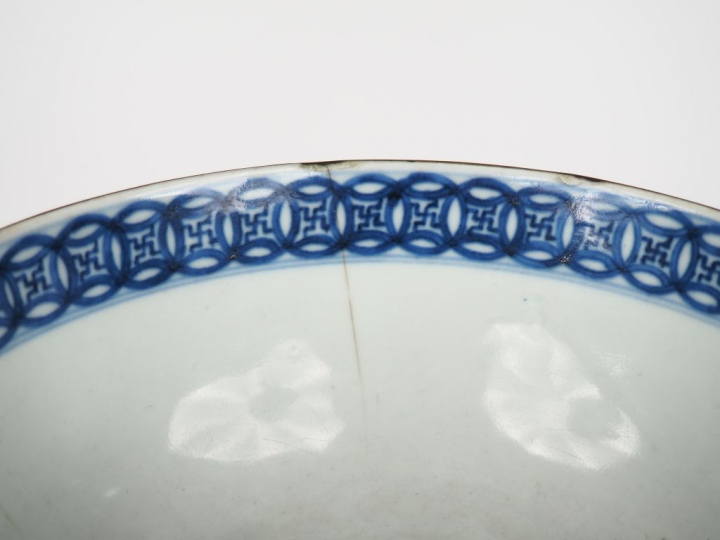 Chine pour le Vietnam, XIXe siècle,  Coupe en porcelaine à décor en bl