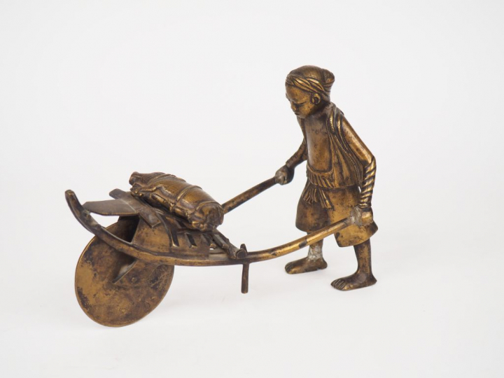 Vietnam, XXe siècle,  Sujet en bronze représentant un porteur tenant u