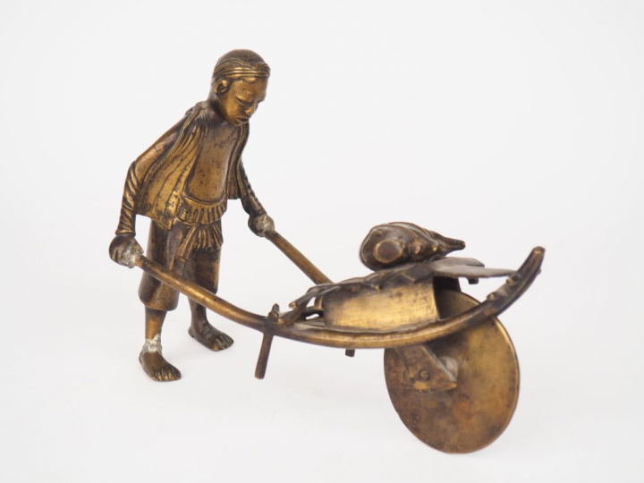 Vietnam, XXe siècle,  Sujet en bronze représentant un porteur tenant u