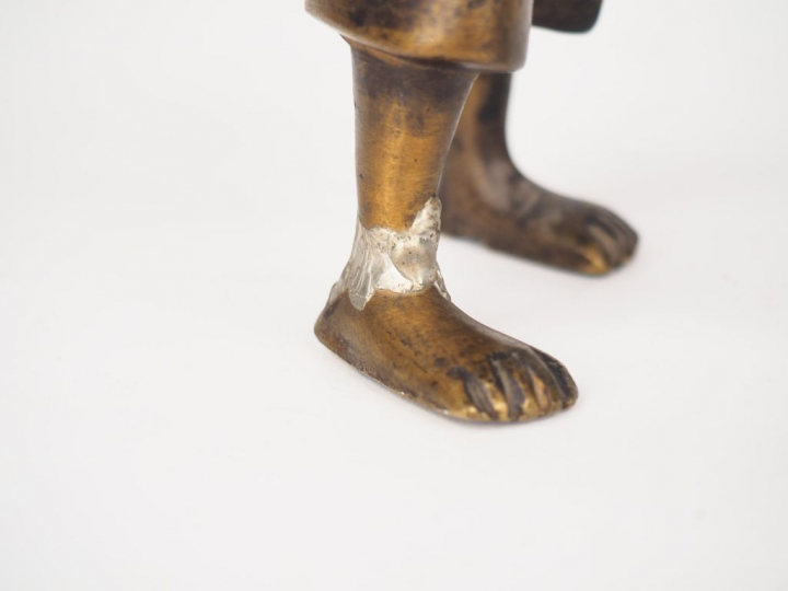 Vietnam, XXe siècle,  Sujet en bronze représentant un porteur tenant u