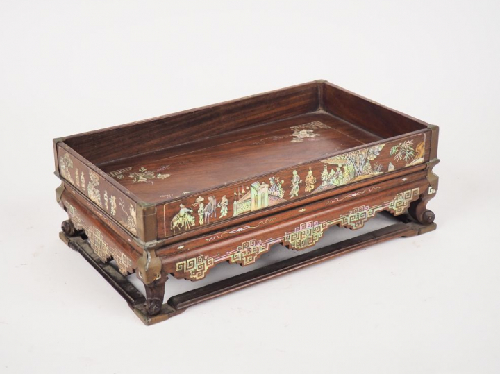 Indochine, vers 1920,  Plateau à thé en bois reposant sur quatre pieds