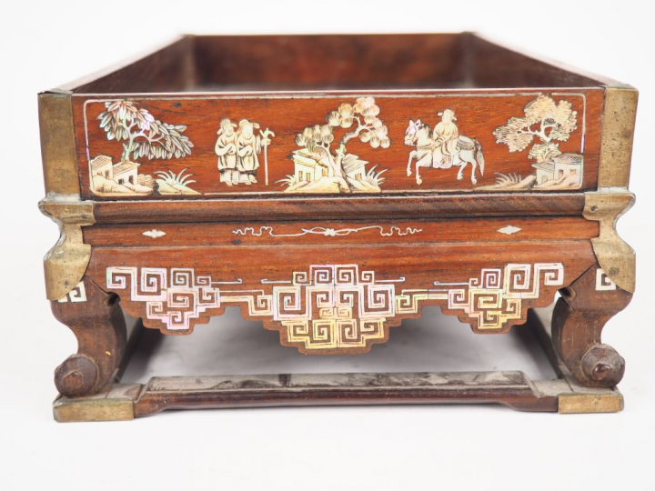 Indochine, vers 1920,  Plateau à thé en bois reposant sur quatre pieds