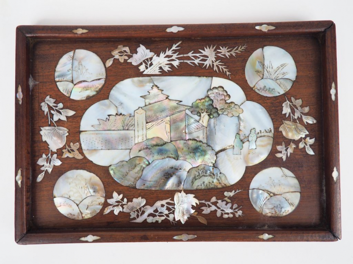 Indochine, vers 1900, Plateau en bois et inscrustation de nacre, à déc