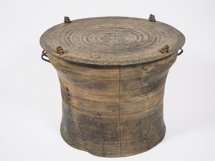 Laos XVIIIe siècle,  Tambour de pluie en bronze de forme circulaire à 