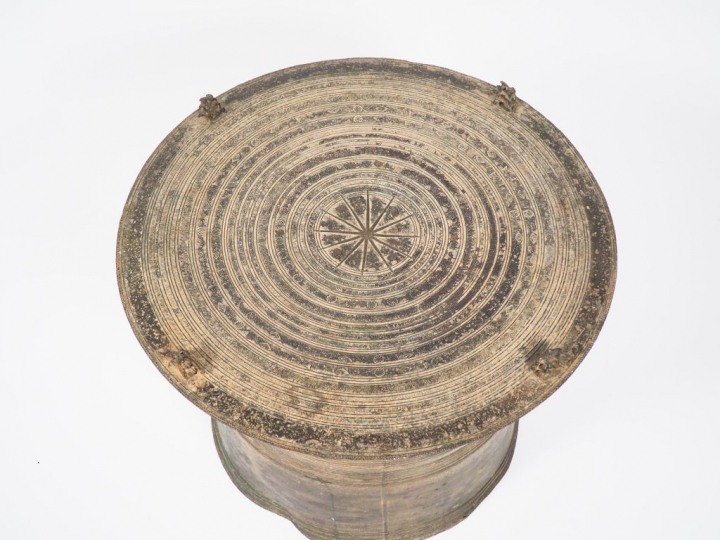 Laos XVIIIe siècle,  Tambour de pluie en bronze de forme circulaire à 