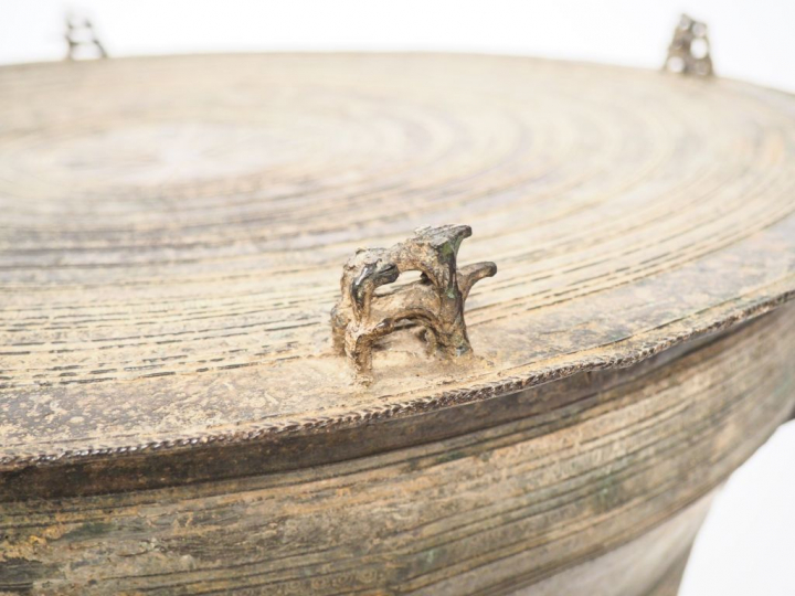 Laos XVIIIe siècle,  Tambour de pluie en bronze de forme circulaire à 