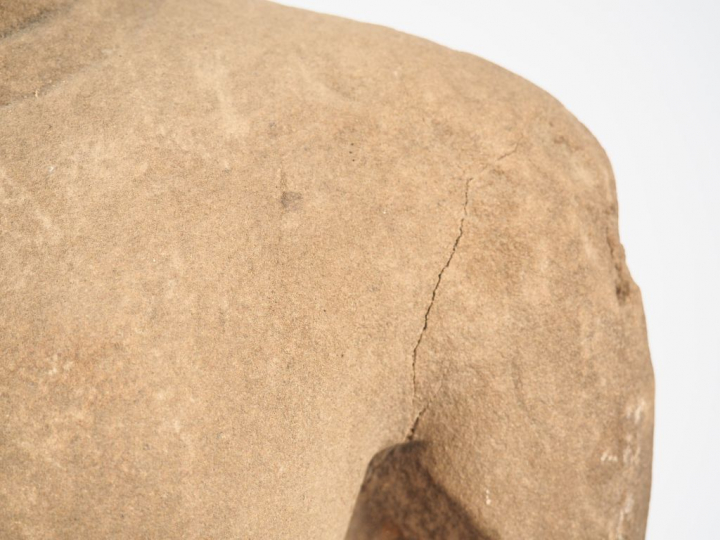 Cambodge, XIe siècle,  Torse de divinté féminine "uma" en grès  Proven