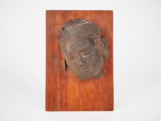 Vente aux enchères Cambodge, style post angkorien, Portrait d'homme en grès rose.  H. 13 