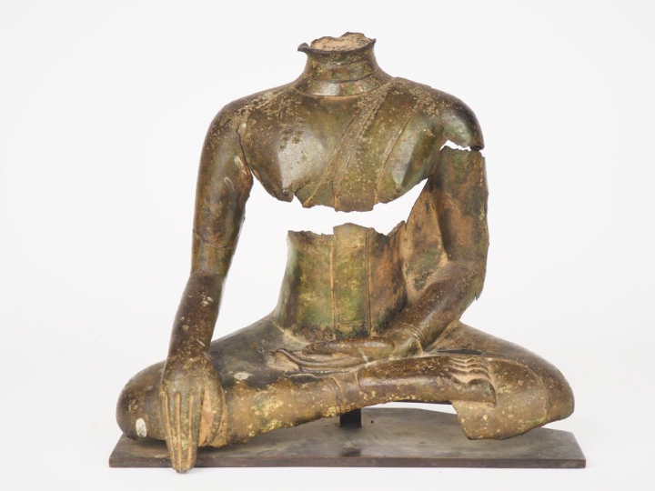 Siam, XVIIle siècle,  Torse acéphale en  bronze de belle patine représ