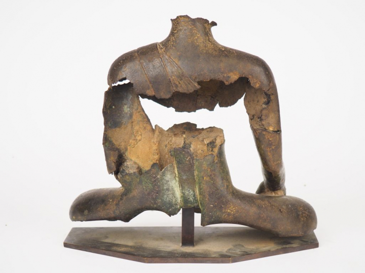 Siam, XVIIle siècle,  Torse acéphale en  bronze de belle patine représ