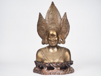 Vente aux enchères Cambodge, vers 1920, Buste de danseuse cambodgienne  H. 41 cm
