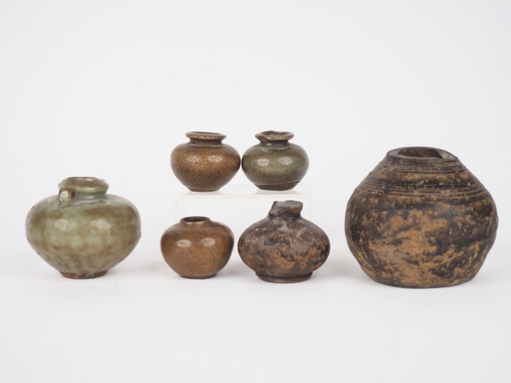 Sud-Est asiatique, XV-XVIe siècle,  Ensemble de six petits pots globul
