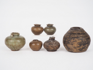 Vente aux enchères Sud-Est asiatique, XV-XVIe siècle,  Ensemble de six petits pots globul