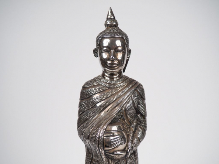 Thaïlande, XIXe siècle,  Grand bouddha en argent repoussé sur une âme 