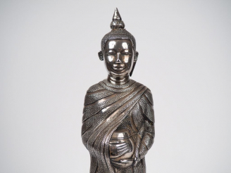 Vente aux enchères Thaïlande, XIXe siècle,  Grand bouddha en argent repoussé sur une âme 