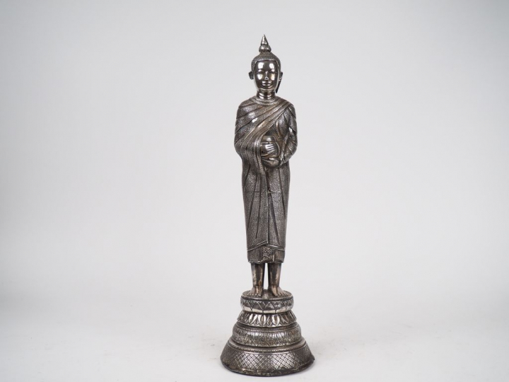 Thaïlande, XIXe siècle,  Grand bouddha en argent repoussé sur une âme 