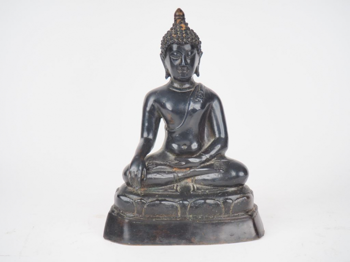Thailande, XXe siècle, Statuette en bronze de patine brune représentan