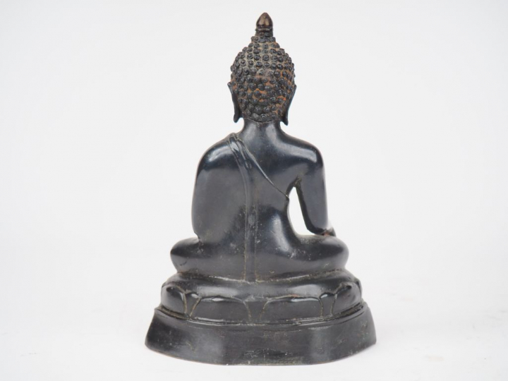 Thailande, XXe siècle, Statuette en bronze de patine brune représentan