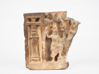 Vente aux enchères Gandhara, II-IIIe siècle Kushan,  Fragment en grès beige d’une frise r