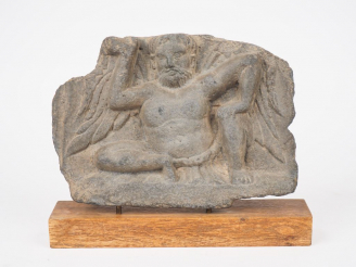 Vente aux enchères Gandhara, Kushan IIIe siècle,   Atelante ailé en schiste sur son socle