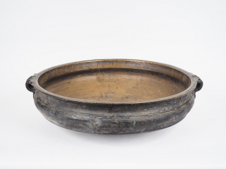 Vente aux enchères Inde du Nord, XIXème siècle, Vase ourli en bronze, anses feuillagées. 