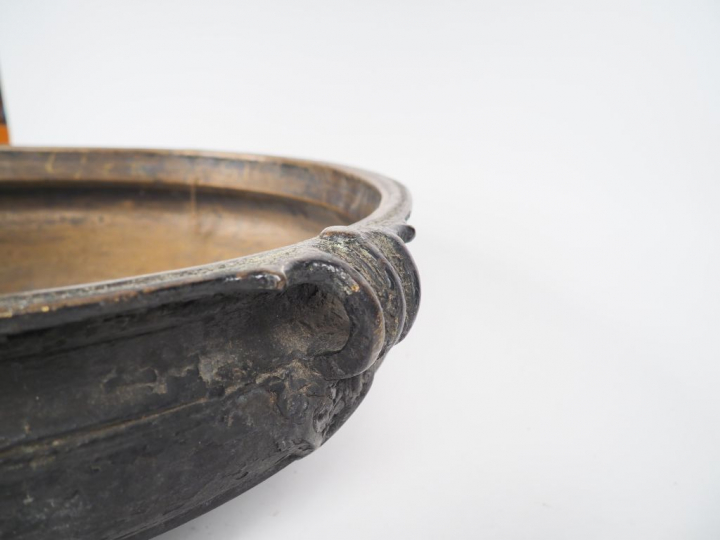 Inde du Nord, XIXème siècle, Vase ourli en bronze, anses feuillagées. 