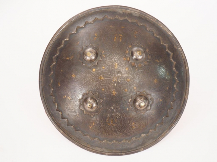 Inde, fin XIXe siècle,  Petite rondache indienne en acier bronzé à qua