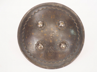 Vente aux enchères Inde, fin XIXe siècle,  Petite rondache indienne en acier bronzé à qua