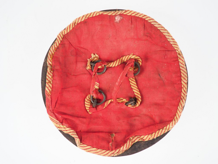 Inde, fin XIXe siècle,  Petite rondache indienne en acier bronzé à qua