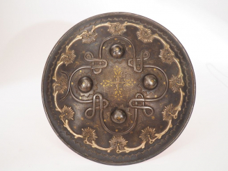 Vente aux enchères Inde, fin XIXe siècle, Petite rondache indienne "dhâl" en fer à quatre