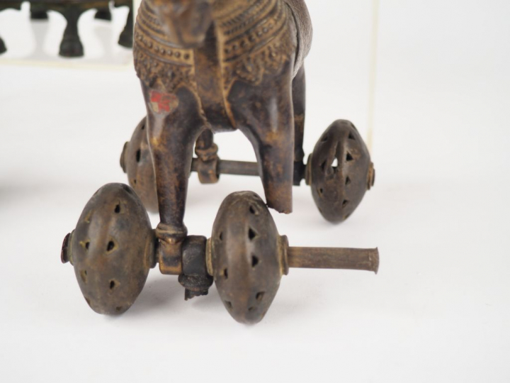 Inde, XIXe siècle,  Ensemble de jouets en bronze comprenant deux cheva