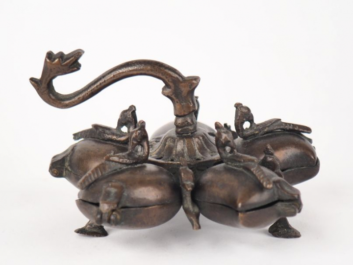 Inde du Nord, début XXe siècle,  Petite boîte à fard en bronze sculpté