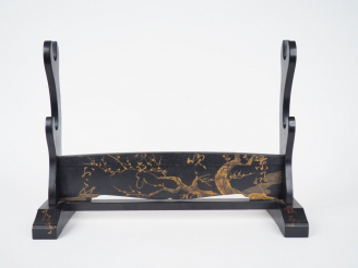 Vente aux enchères Japon, vers 1900. KATANA-KAKE Porte sabres à deux niveaux, en bois laq