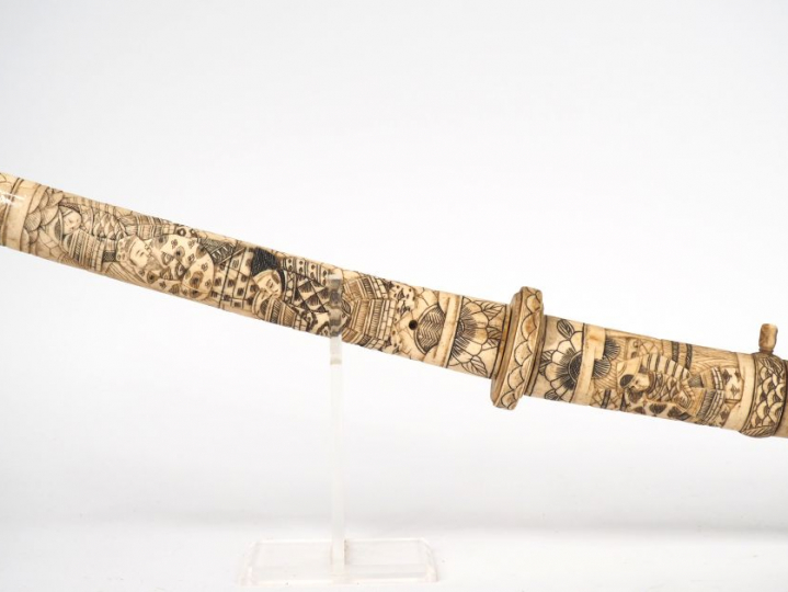 Japon, vers 1900,  Important sabre en os, à décor de Samourai. L. 93 c
