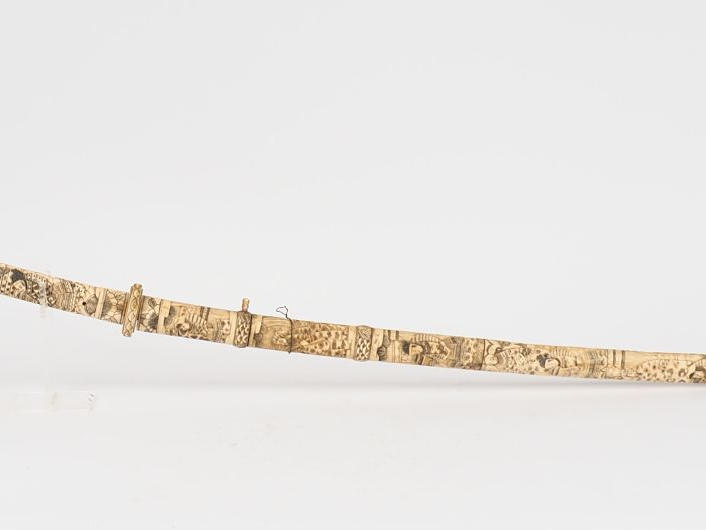 Japon, vers 1900,  Important sabre en os, à décor de Samourai. L. 93 c