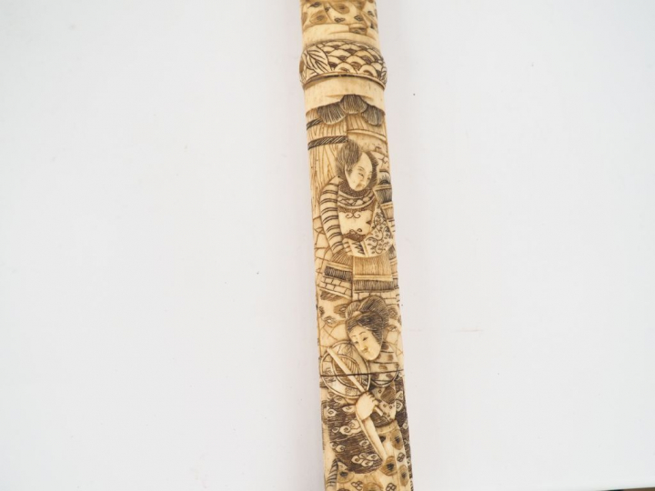 Japon, vers 1900,  Important sabre en os, à décor de Samourai. L. 93 c