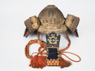 Vente aux enchères Japon, XVIIIème siècle, Casque de type hoshi-bachi kabuto à 44 lamelle