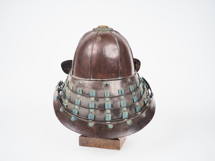 Japon, XVIIe - XVIIIe siècle, Casque SUJI-BACHI KABUTO à huit plaques 
