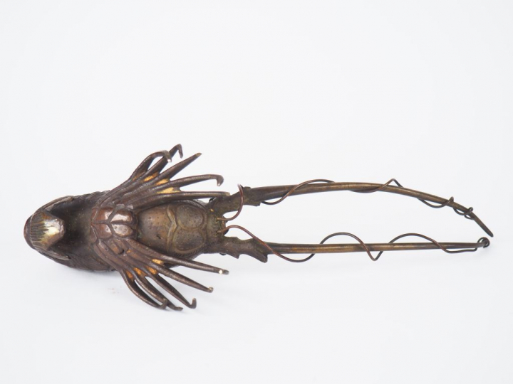 Japon, période Meiji (1868-1912), Okimono en bronze représentant une é