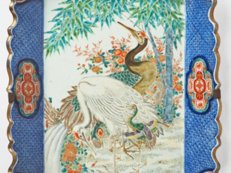 Vente aux enchères Japon, période Meiji,  Important plat quadrangulaire à bord polylobé e