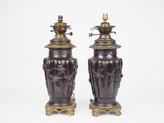 Vente aux enchères Japon, période Meiji, Paire de grands vases en bronze à patine brune. 
