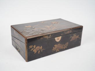Vente aux enchères Japon, période Meiji,  Ecritoire de voyage en bois laqué, partiellemen