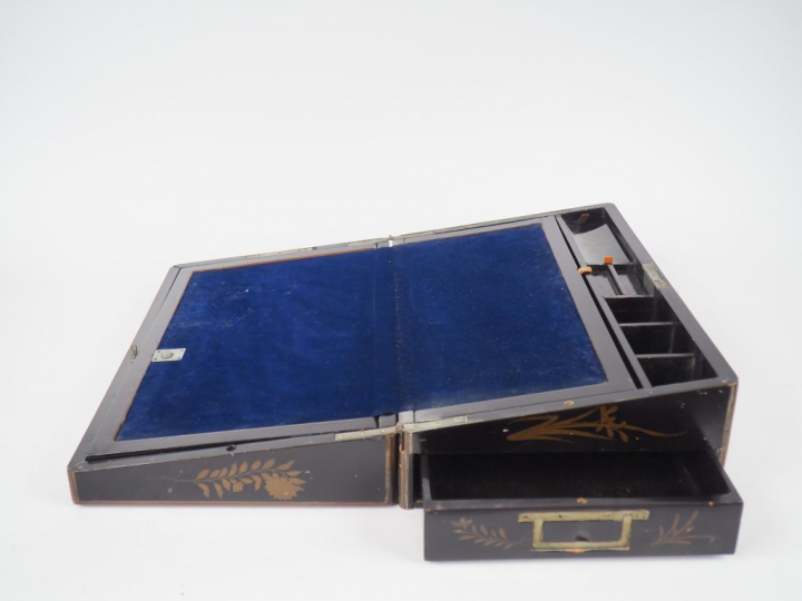 Japon, période Meiji,  Ecritoire de voyage en bois laqué, partiellemen