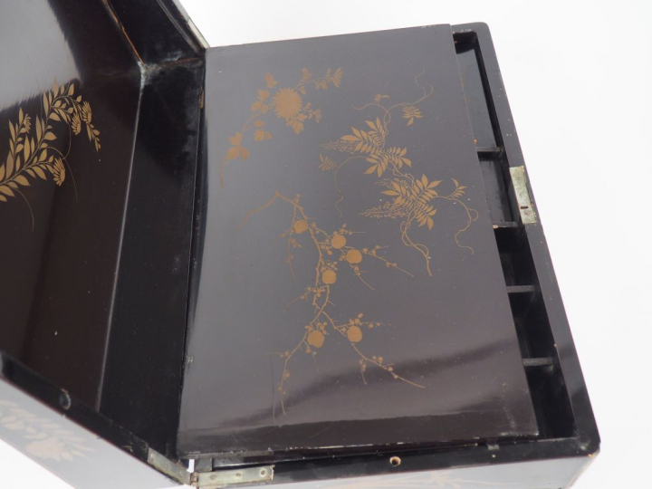 Japon, période Meiji,  Ecritoire de voyage en bois laqué, partiellemen