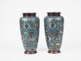 Vente aux enchères Japon, vers 1900,  Paire de vases de forme ovoide en bronze et émaux c