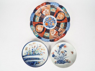 Vente aux enchères Japon, période Meiji,  Ensemble en porcelaine comprenant un plat flori