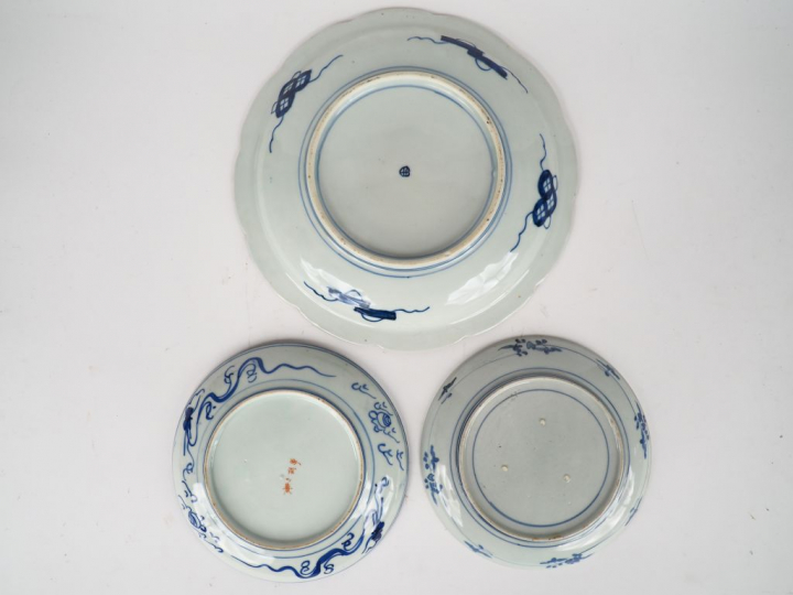 Japon, période Meiji,  Ensemble en porcelaine comprenant un plat flori