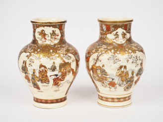 Vente aux enchères Satsuma, Japon vers 1920,  Paire de vases en porcelaine de Satsuma à d