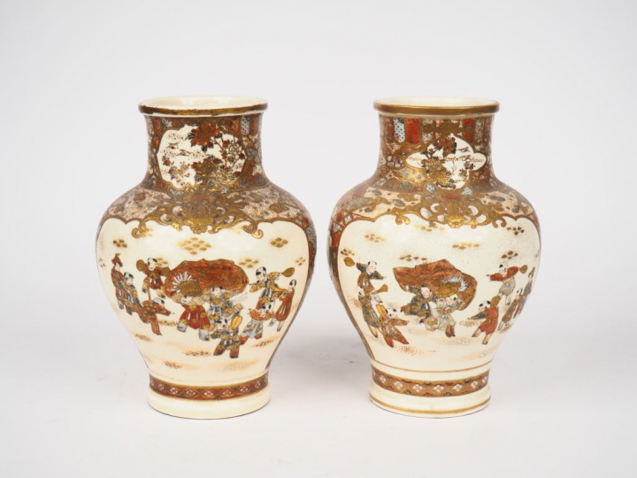 Satsuma, Japon vers 1920,  Paire de vases en porcelaine de Satsuma à d